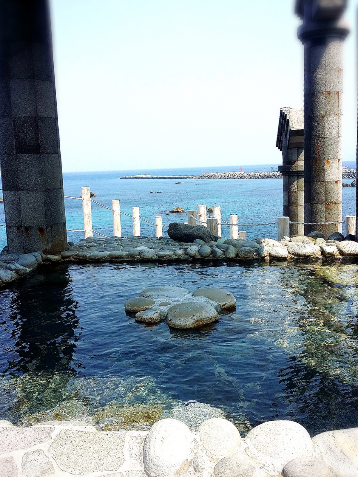 海を望む石造りの露天温泉